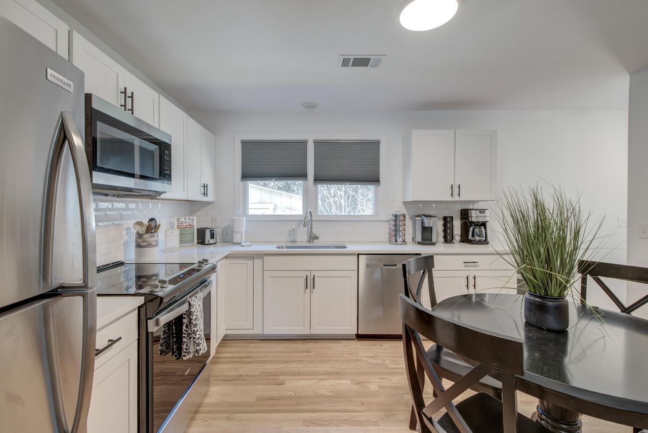 5349 Parkside Drive Photo 4