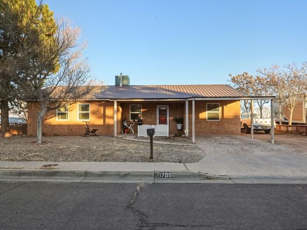 1700 Gschwind Place SW, Albuquerque, NM 87121