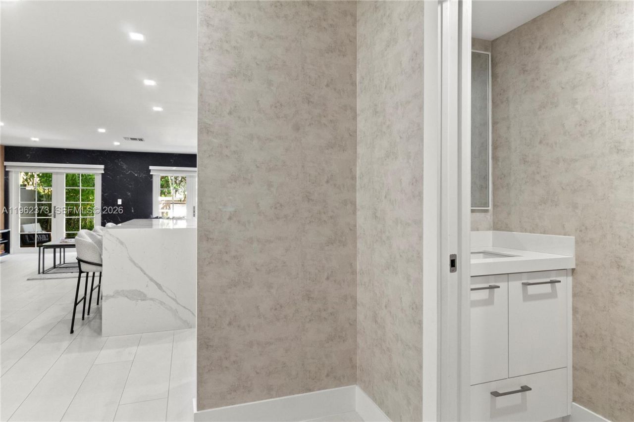 2813 Day Ave, Unit 2813, Miami, FL 33133 Photo