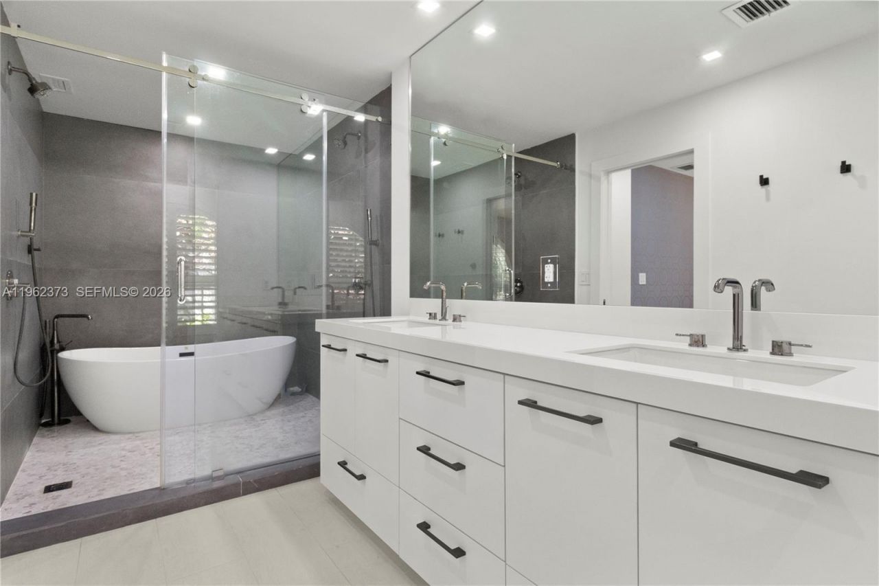 2813 Day Ave, Unit 2813, Miami, FL 33133 Photo