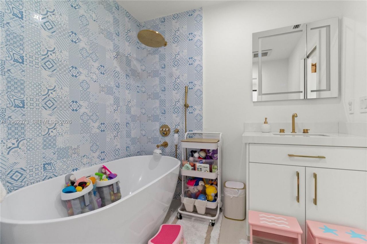 2813 Day Ave, Unit 2813, Miami, FL 33133 Photo