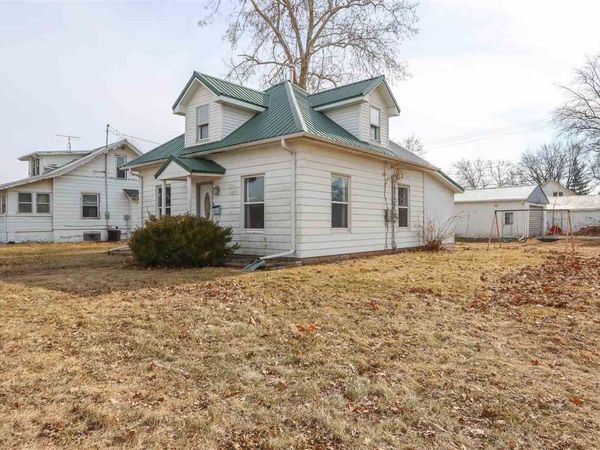 1103 E 3rd St, Washington, IA 52353