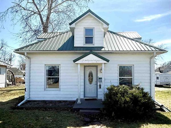 1103 E 3rd St, Washington, IA 52353