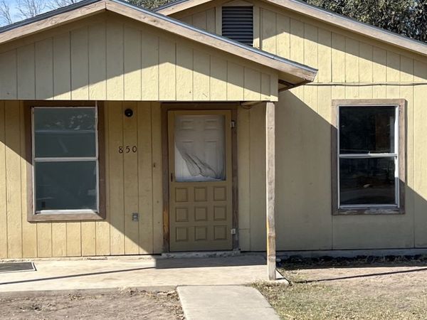 850 VANESSA, Uvalde, TX 78801