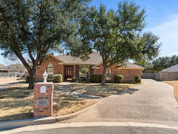 1212 Stonehill Circle, Hewitt, TX 76643