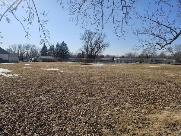 28-91-9 Former Southside School , Oelwein, IA 50662