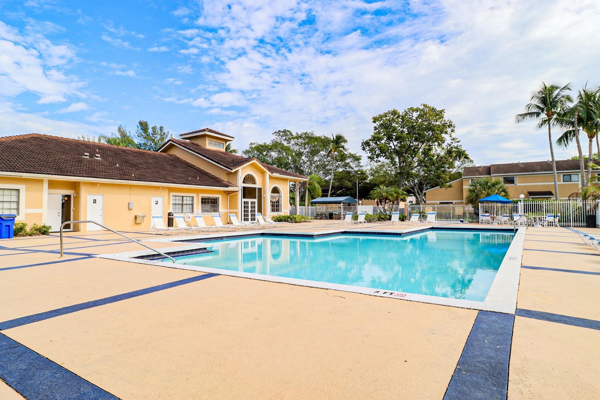 450 Palm Circle, Unit 106, Pembroke Pines, FL 33025 Photo