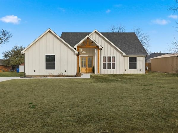 1404 17th Street, Bridgeport, TX 76426