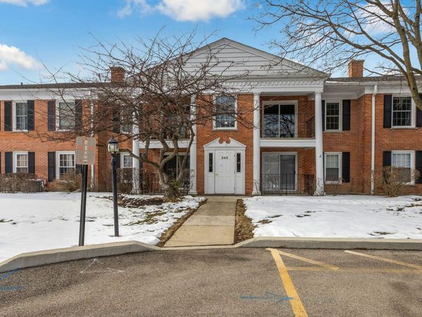 520 Shorely Drive, Unit 201, Barrington, IL 60010