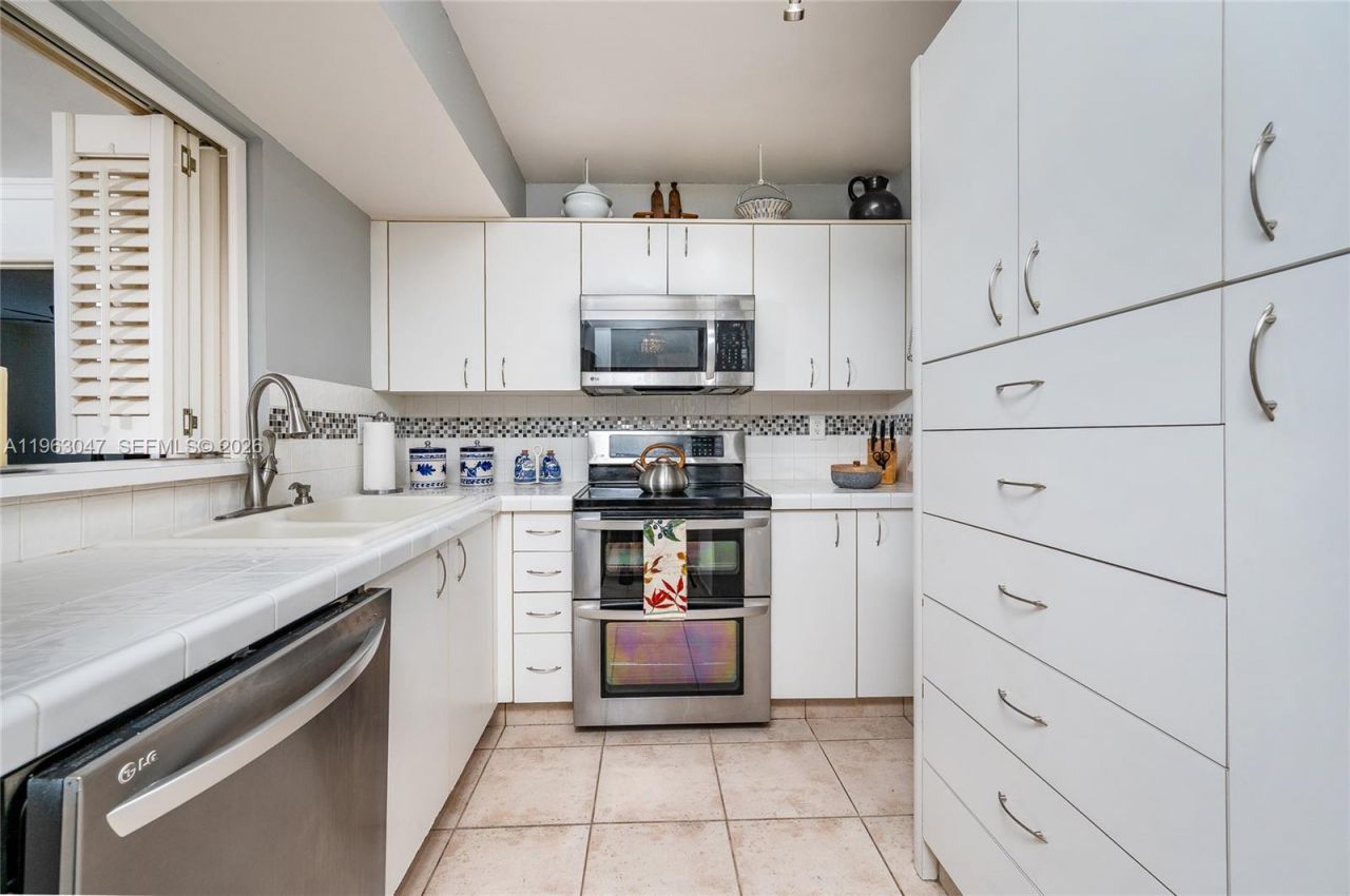 1 Alhambra Cir , Unit 403, Coral Gables, FL 33134 Photo