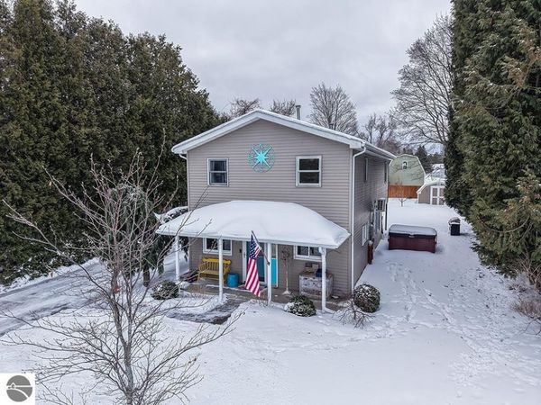 510 Hurlbut W, Charlevoix, MI 49720