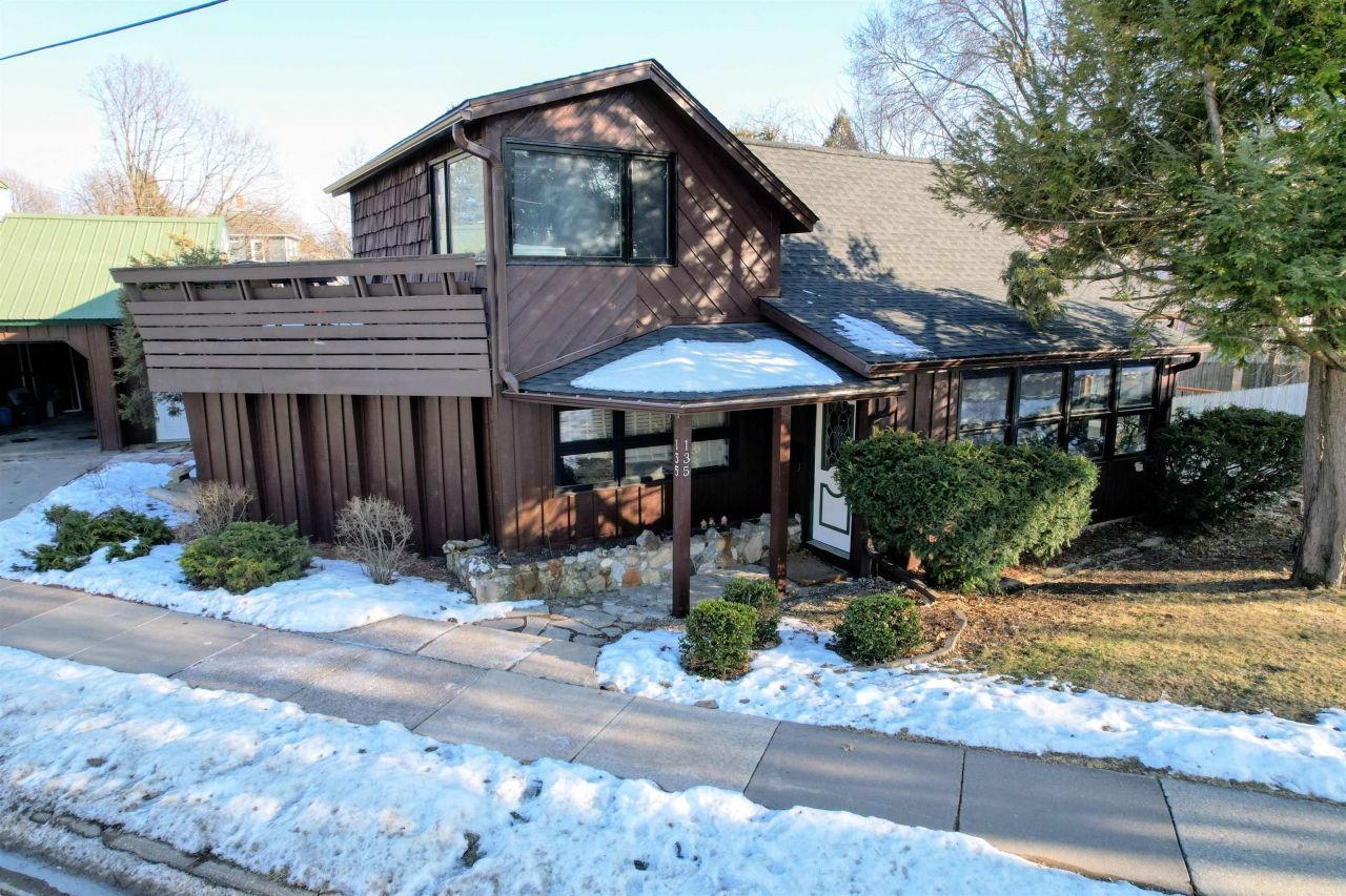 135 Southwest Road, Platteville, WI 53818 Main Photo