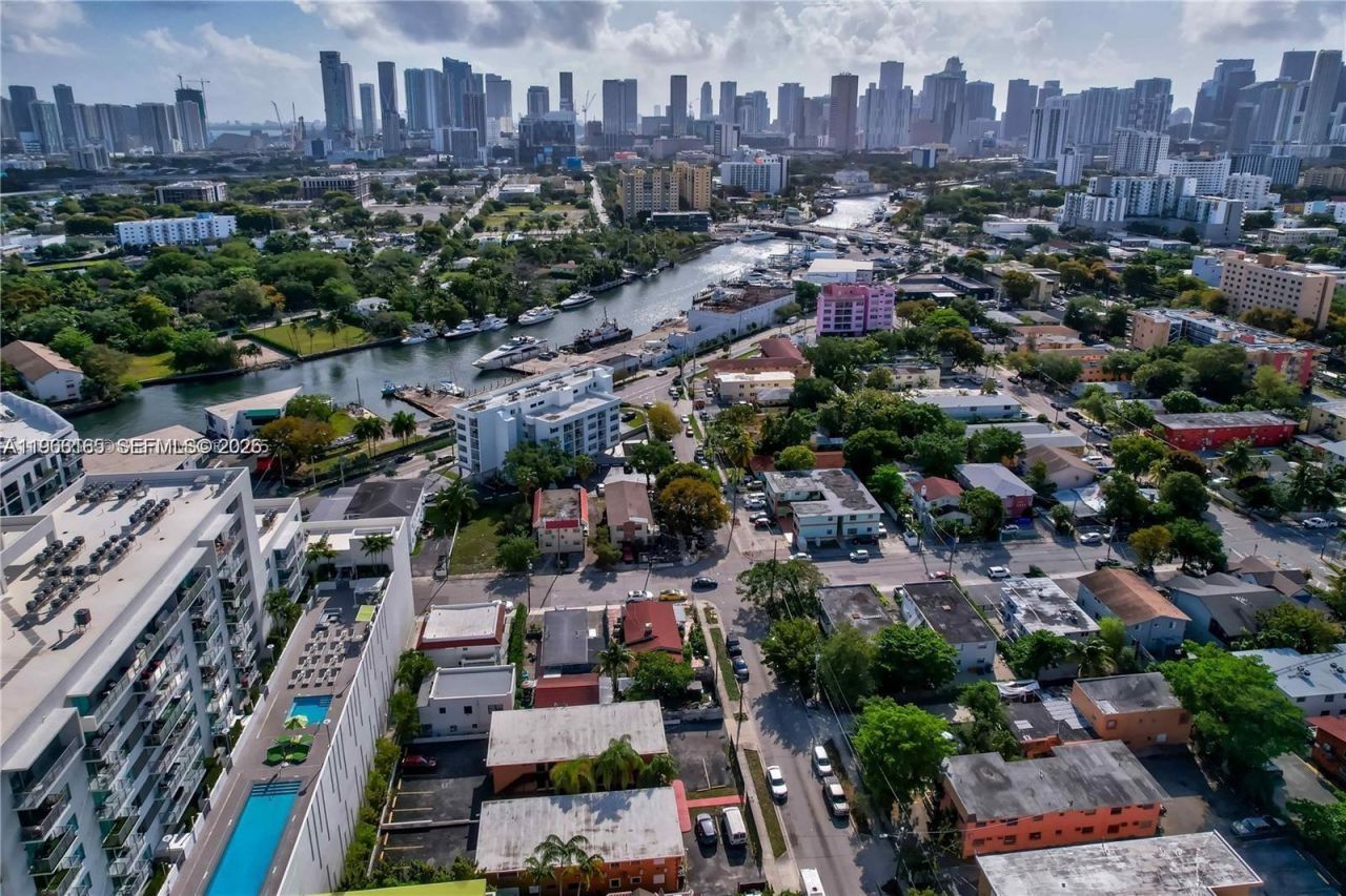 1033 NW 6th St, Unit Cottage, Miami, FL 33136 Photo