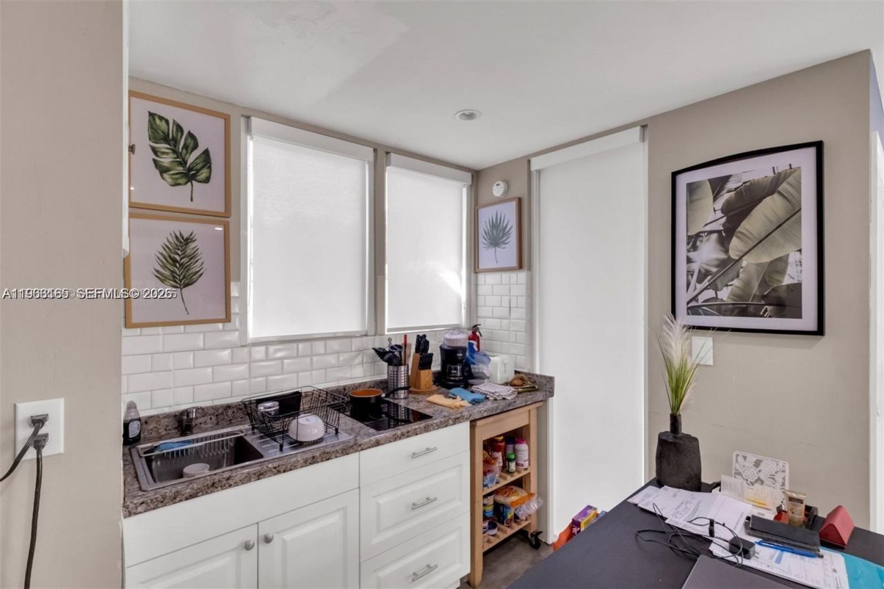 1033 NW 6th St, Unit Cottage, Miami, FL 33136 Photo