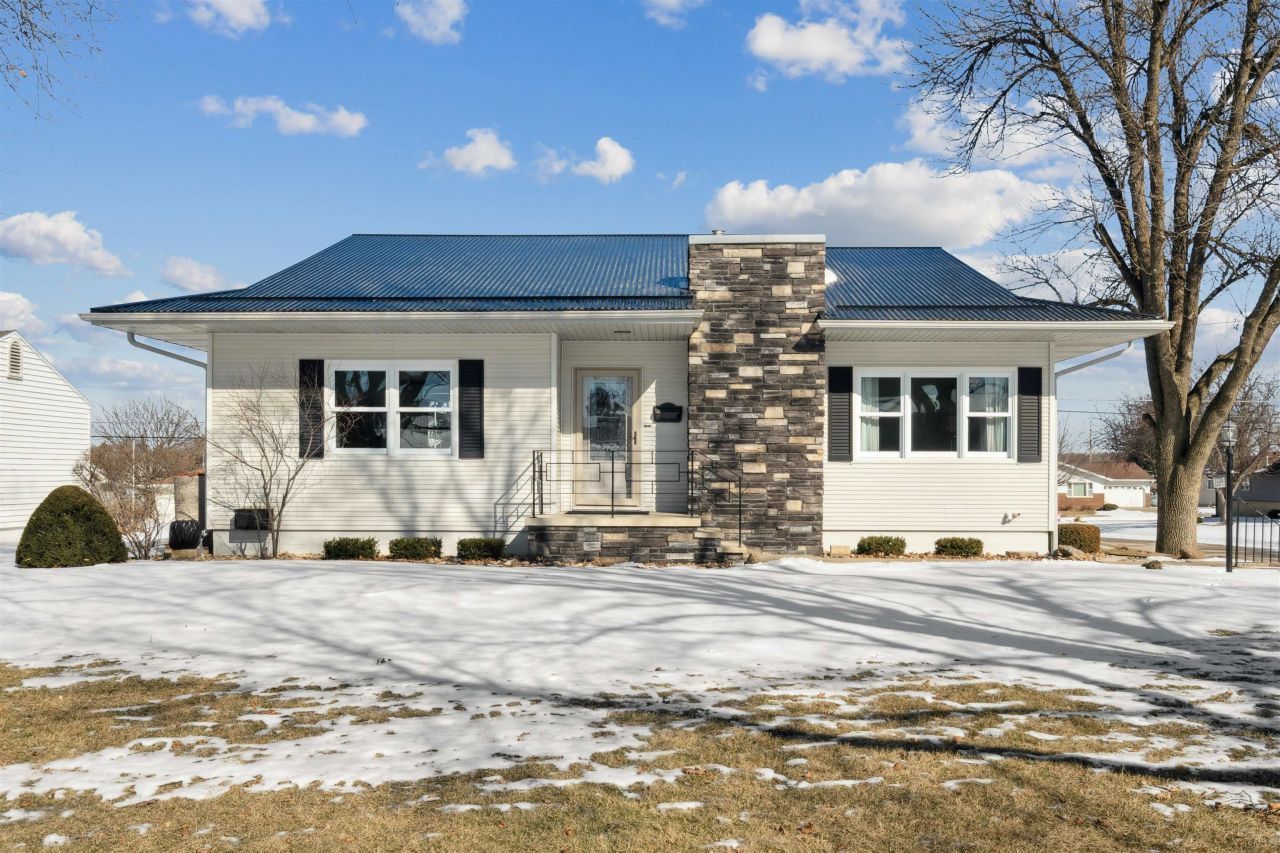 1324 2nd Ave Se, Dyersville, IA 52040 Main Photo