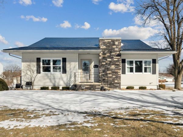 1324 2nd Ave SE, Dyersville, IA 52040