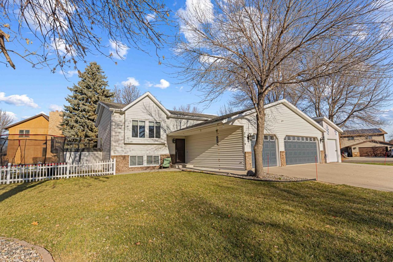 2918 Village Green Drive, Moorhead, MN 56560 Main Photo