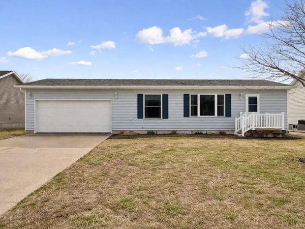 415 7th Ave NW, Dyersville, IA 52040