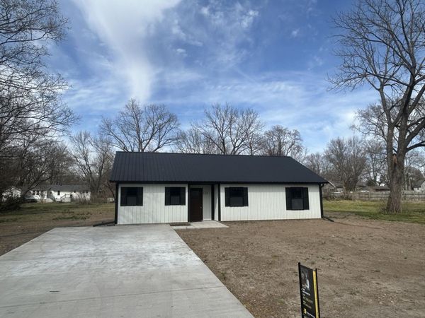 123 W Cofield Street, Aurora, MO 65605