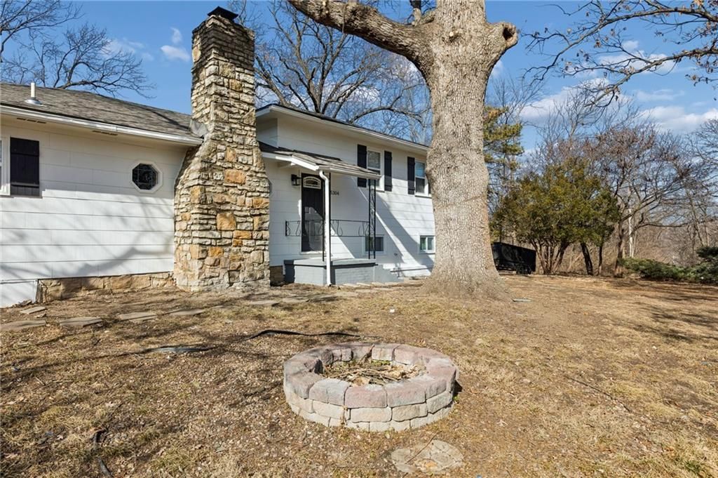 5304 NW Wagon Trail, Houston Lake, MO 64151 Main Photo