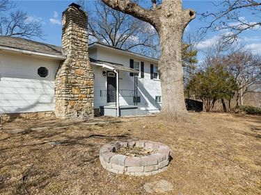 5304 NW Wagon Trail, Houston Lake, MO 64151