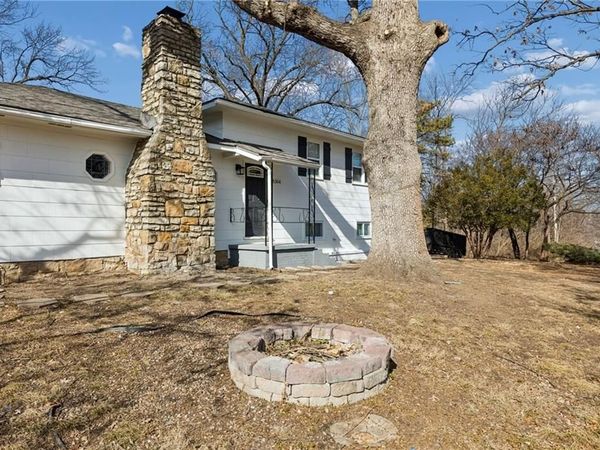 5304 NW Wagon Trail, Houston Lake, MO 64151