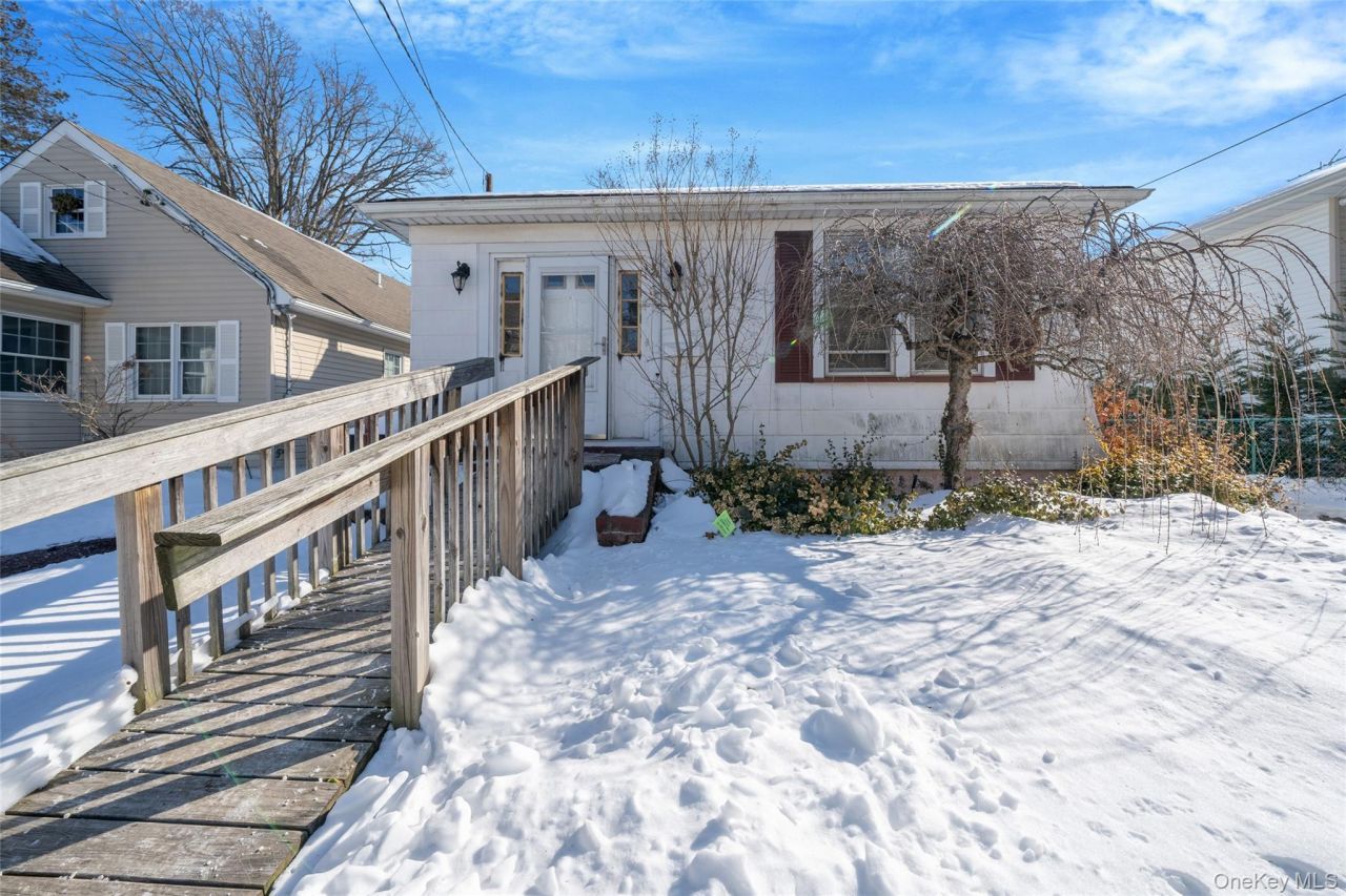 21 Park Avenue, Malverne, NY 11565 Main Photo