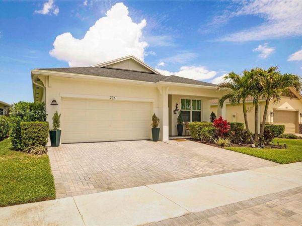 797 SE Bloomfield Rd, Port St. Lucie, FL 34984