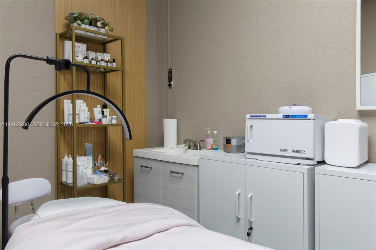 Ne 32 Str , Fort Lauderdale, FL 33308 Photo