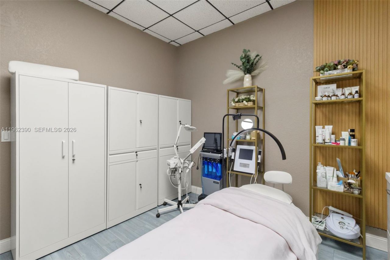 Ne 32 Str , Fort Lauderdale, FL 33308 Photo