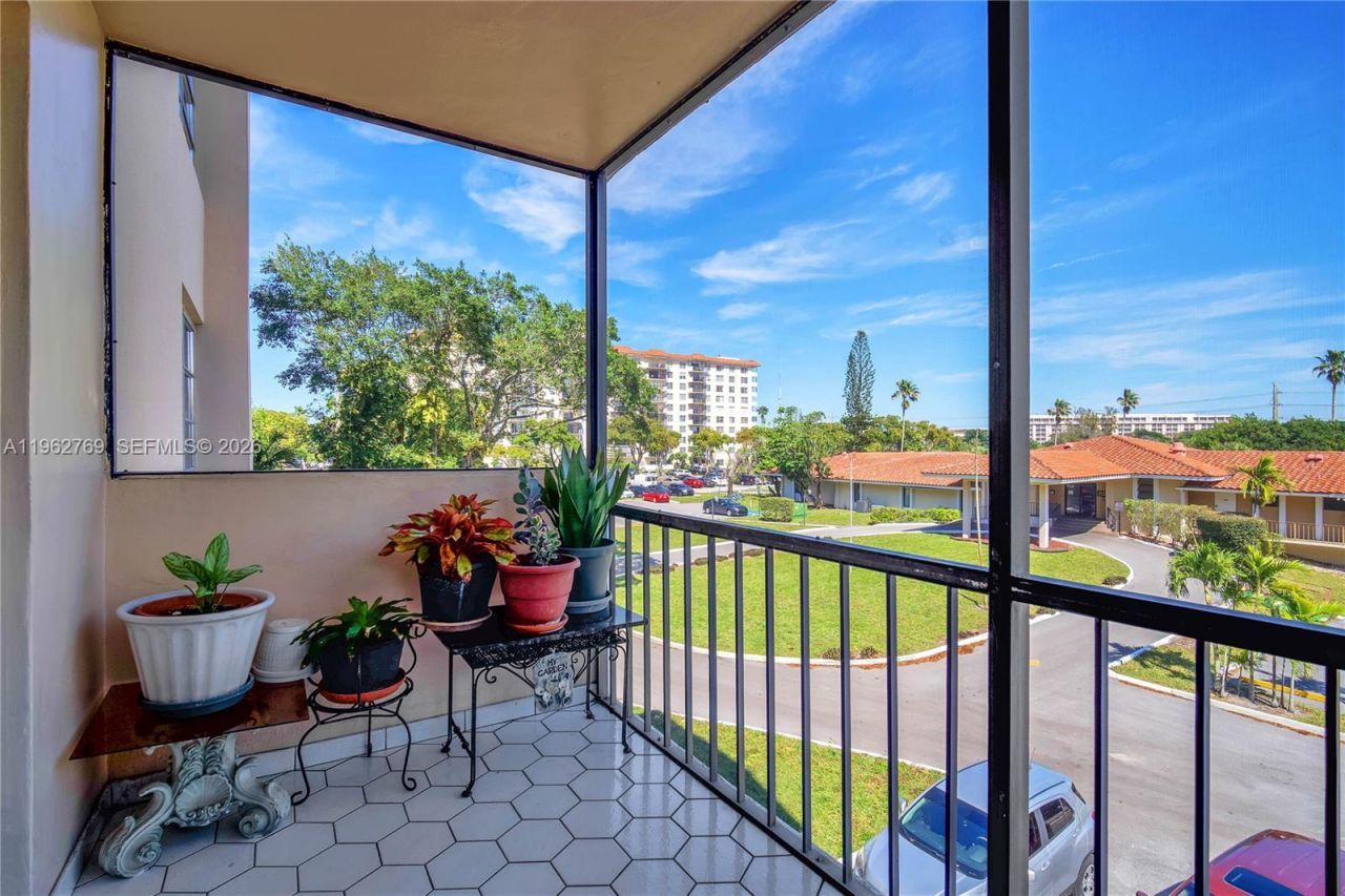 4160 Inverrary Dr, Unit 308, Lauderhill, FL 33319 Photo