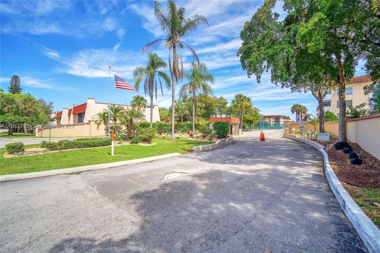 4160 Inverrary Dr, Unit 308, Lauderhill, FL 33319 Photo