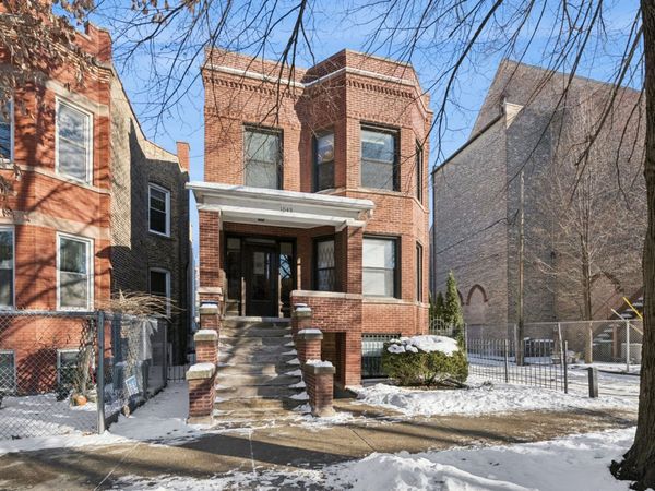 1049 N Oakley Boulevard, Chicago, IL 60622