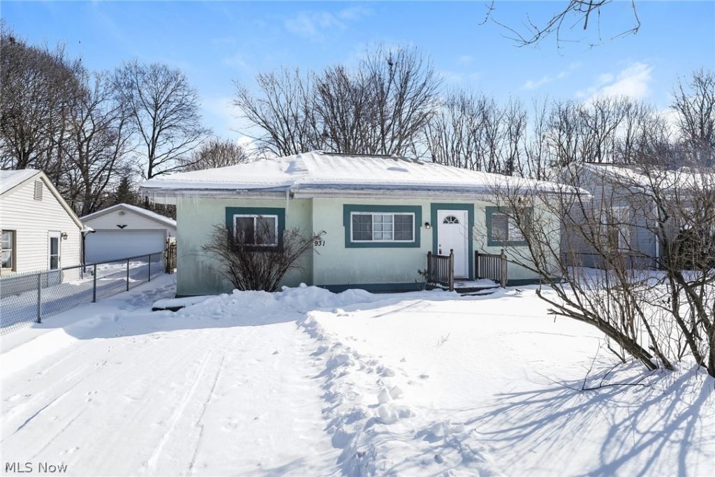 931 Crestline Drive, Akron, OH 44312 Main Photo