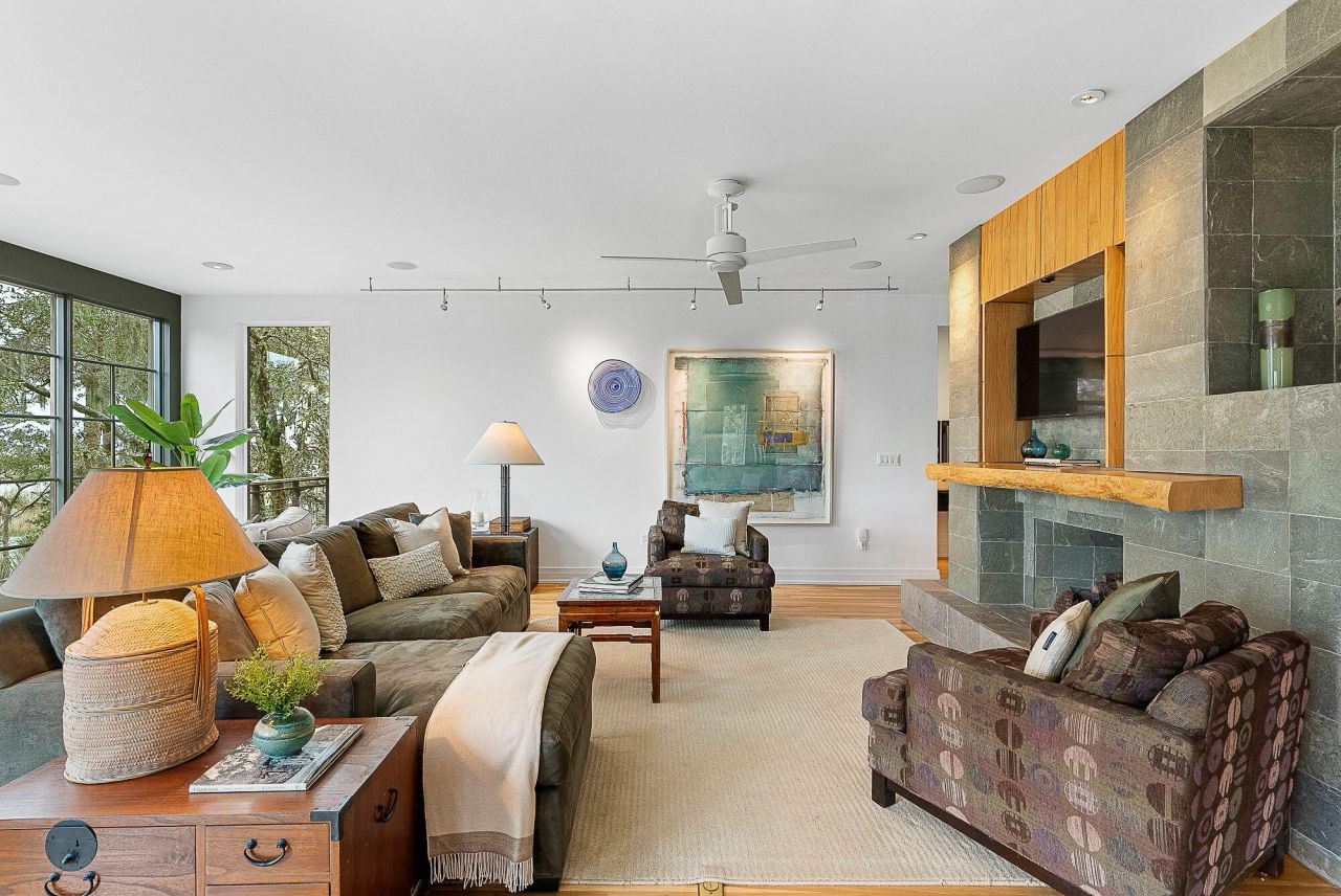 41 Burroughs Hall Photo 10