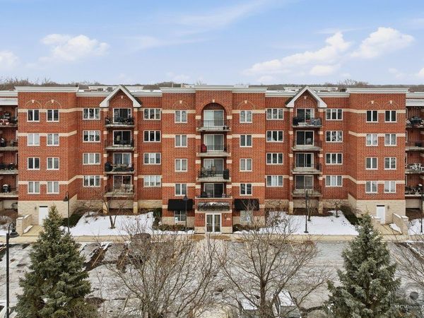 3401 N Carriageway Drive, Unit 208, Arlington Heights, IL 60004