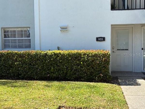 3806 N OAK DRIVE, Unit V21, TAMPA, FL 33611