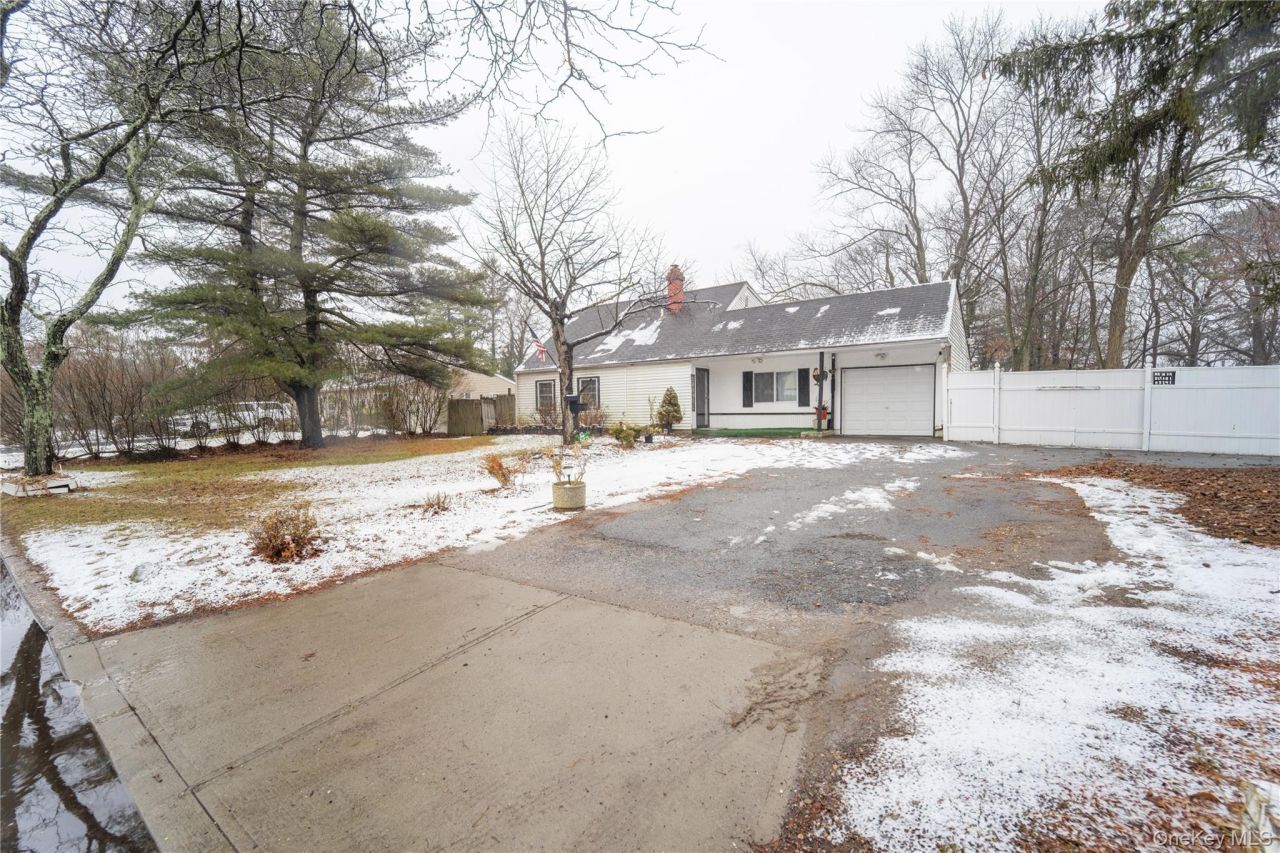 382 Jamaica Avenue, Medford, NY 11763 Main Photo