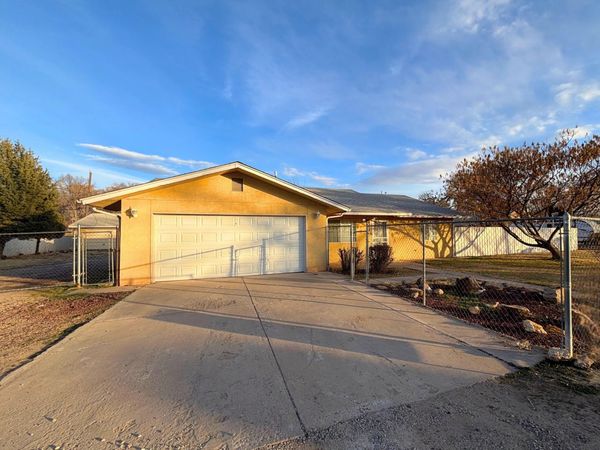 2528 La Vega Drive SW, Albuquerque, NM 87105