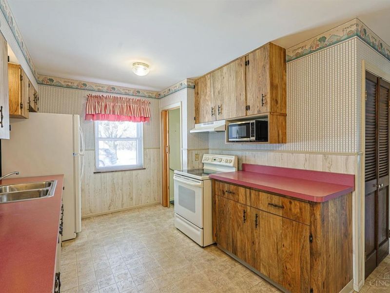 103 W Crest Drive, Reading, OH 45215 Photo 13