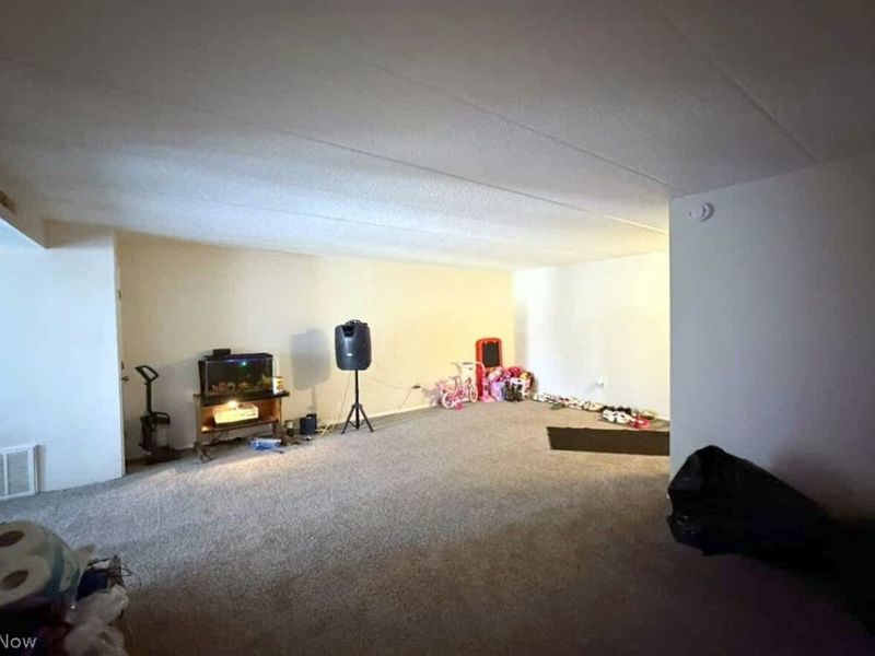 2440 Noble Road, Unit 204, Cleveland Heights, OH 44121 Photo 6