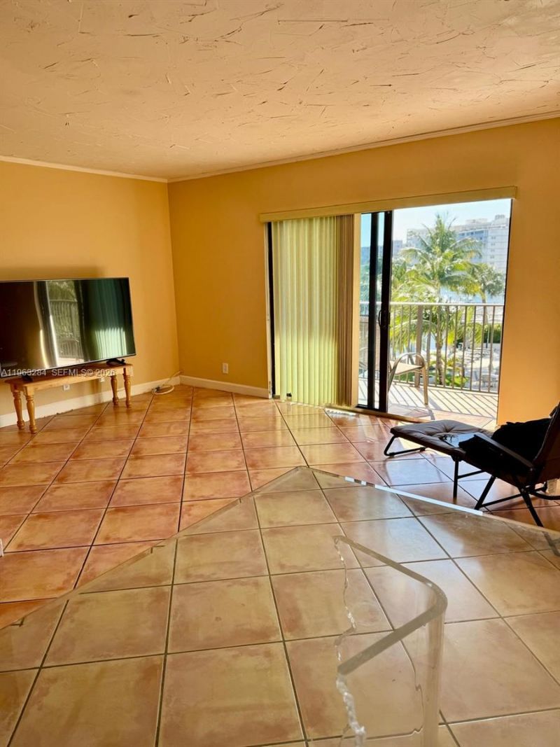 1900 Diana Dr, Unit 3C, Hallandale Beach, FL 33009 Photo