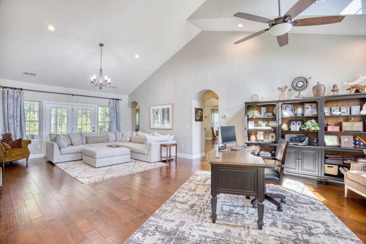 141 Camrose Way Photo 6