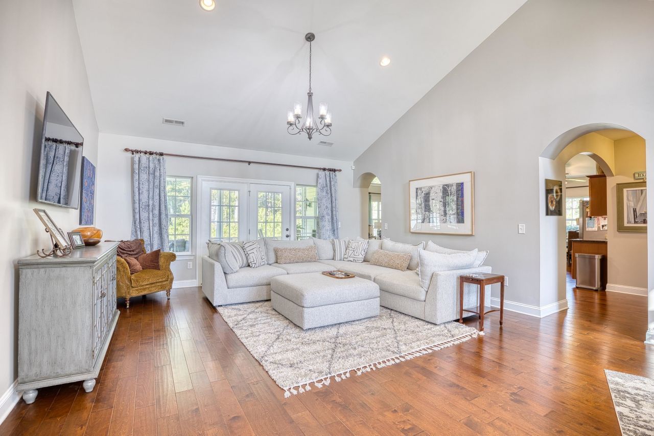 141 Camrose Way Photo 7