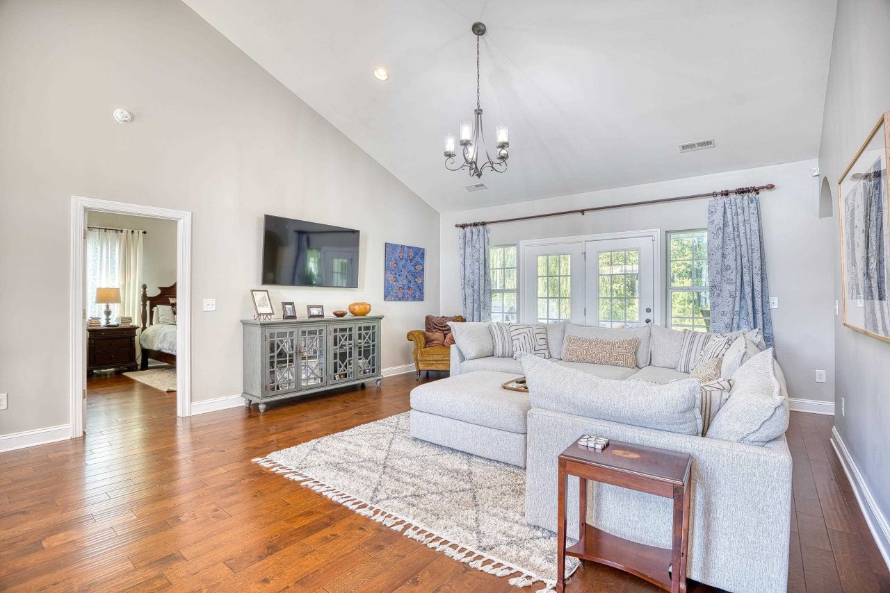 141 Camrose Way Photo 8