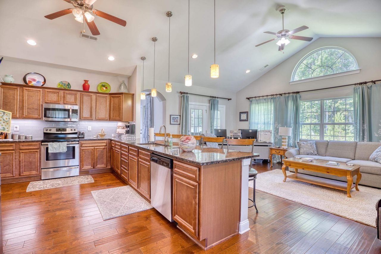 141 Camrose Way Photo 9