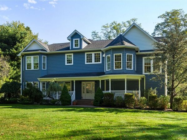 6 Empire Court, Dix Hills, NY 11746