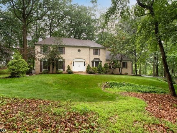 13 Deer Path Cir, Green Brook, NJ 08812