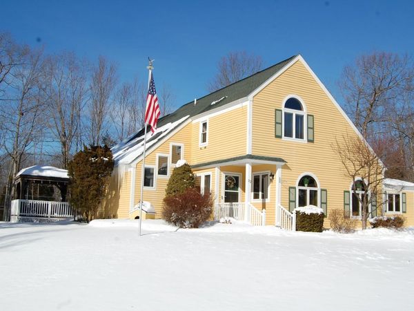 32 Lindsay Road, Hooksett, NH 03106