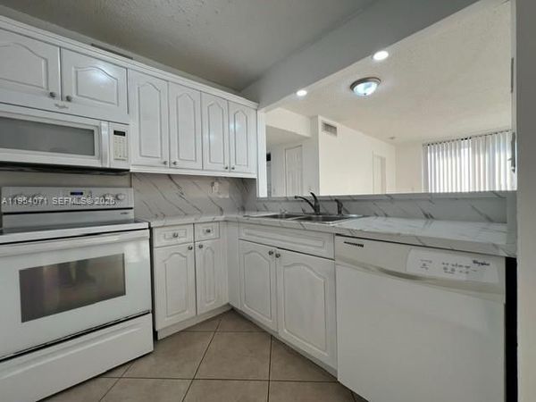 8075 NW 7th St, Unit 501, Miami, FL 33126